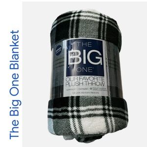 NWT $40R. The Big One Plush Throw Blanket 5’ X 6’. 100% Micro Polyester Fleece